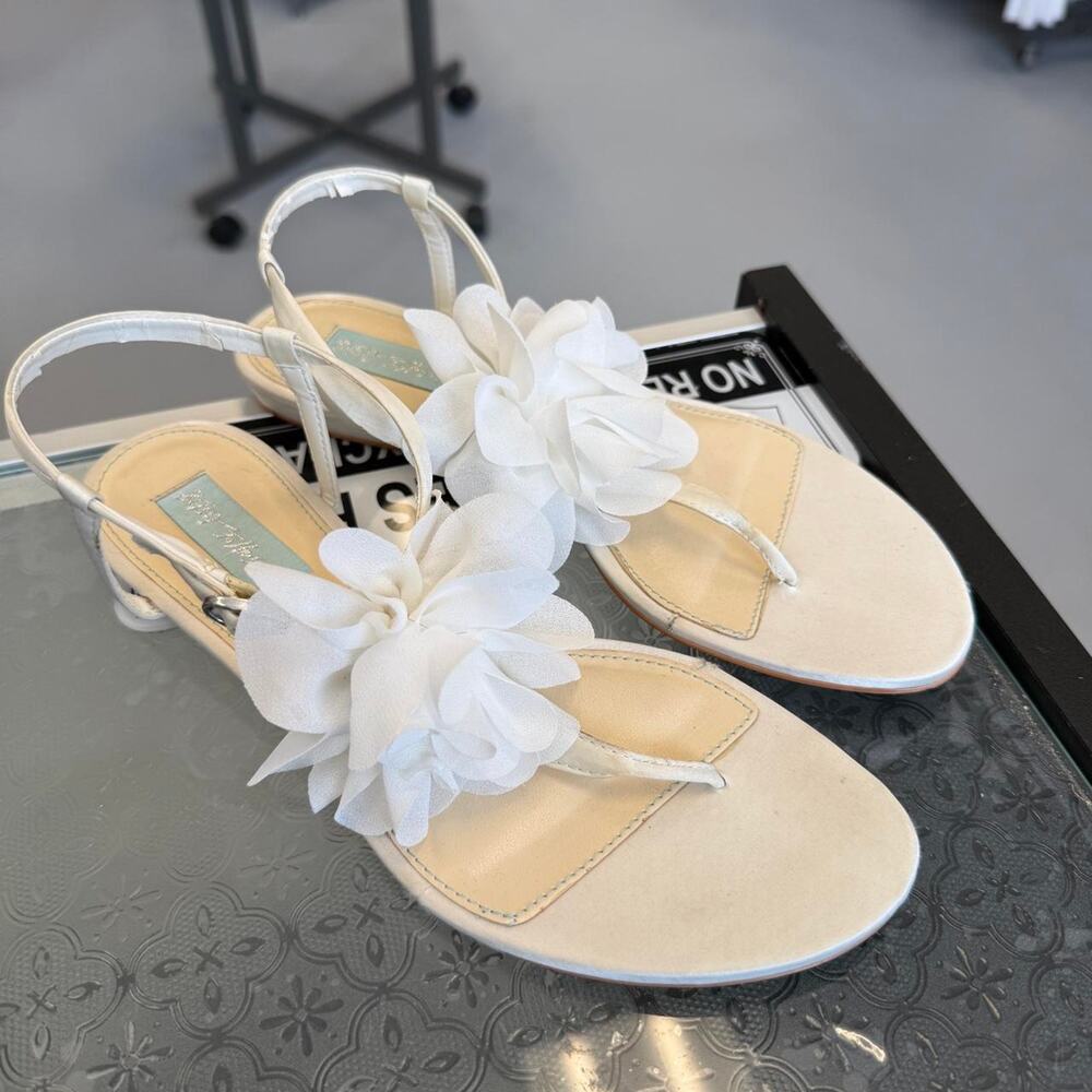 Betsey Johnson White Floral Sandals Size 6.5